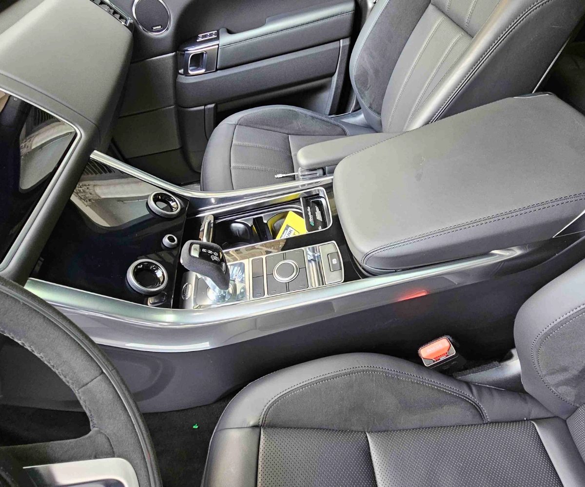Detailed Front Console and Seats of a Rnage Rover Sport