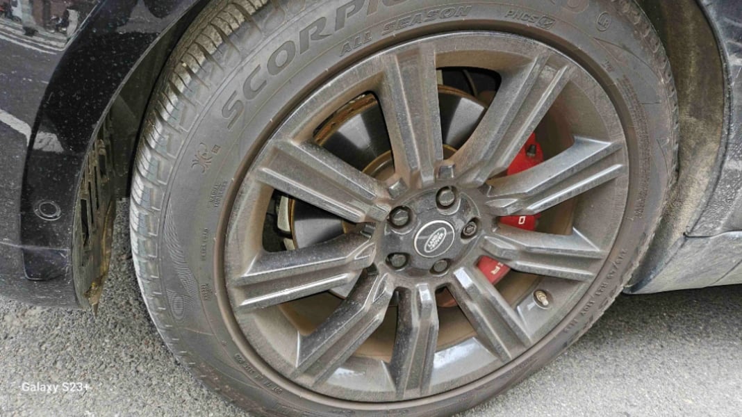 Range Rover Sport dirty wheel before detailing